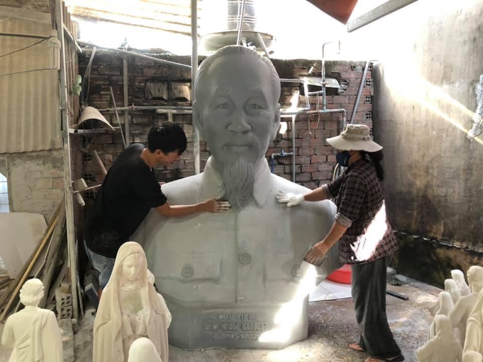 Tượng Bác Hồ - Lãnh vụ vĩ đại của chúng ta